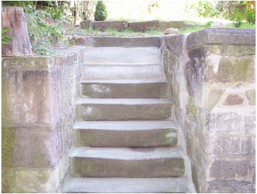Gartenbereich mit Sitzgelegenheit